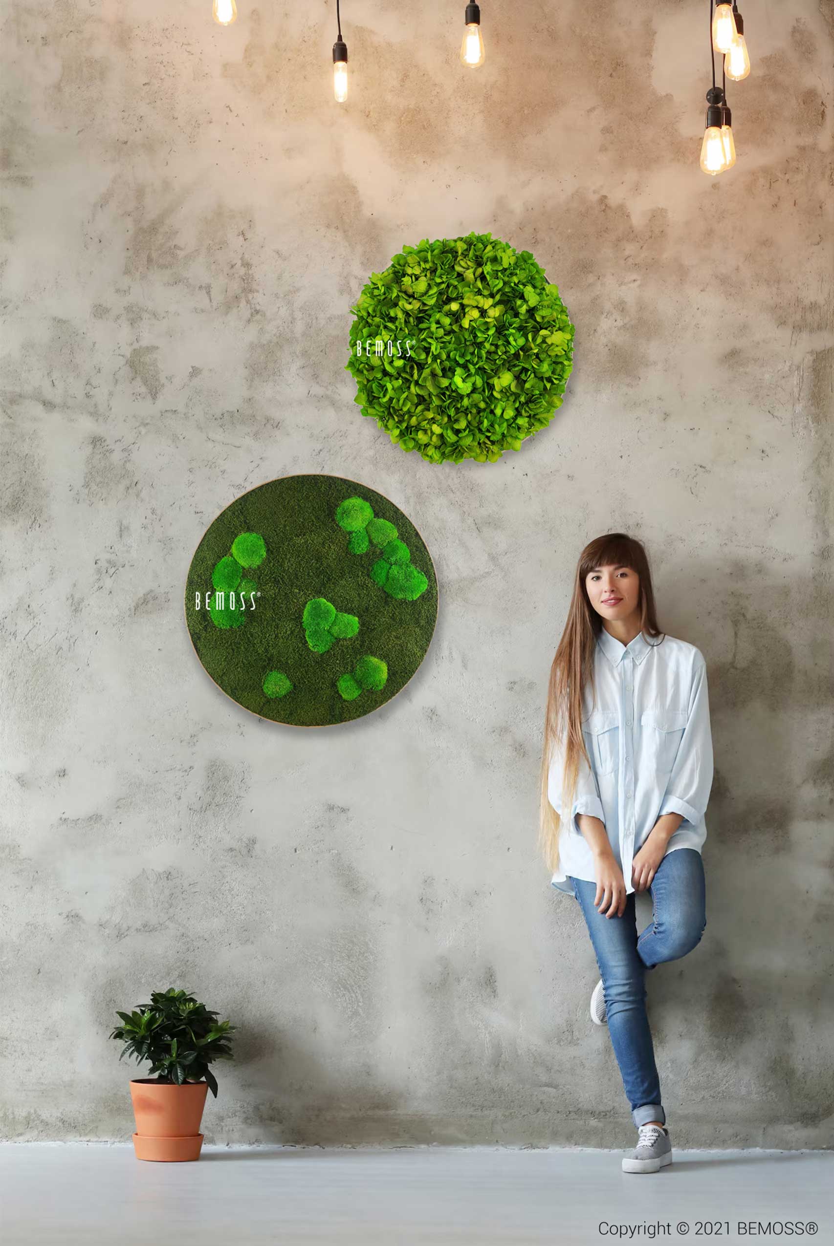 žena stojaca pri stene so zelenými hodinami na jej strane a rastlinou na druhej strane, environmentálne umenie , machovy obraz, stabilizovany mach, machová stena, machová dekorácia