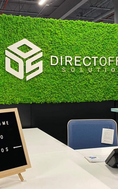 nápis, ktorý sedí na stole pred stenou s nápisom directoffice machovy obraz, stabilizovany mach, machová stena, machová dekorácia