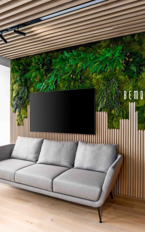 obývačka s gaučom a televízorom na stene s panorámou mesta a veľkým oknom, environmentálne umenie , machovy obraz, stabilizovany mach, machová stena, machová dekorácia