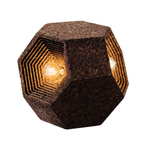 kamenná lampa, ktorá je na bielom pozadí so svetielkom v strede a malým svetielkom v strede navrchu machovy obraz, stabilizovany mach, machová stena, machová dekorácia
