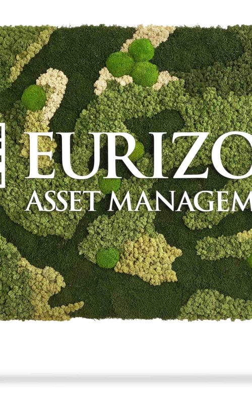 machová stena s nápisom be the furrizon asset management a bielym pozadím so zeleným maskovacím vzorom machovy obraz, stabilizovany mach, machová stena, machová dekorácia