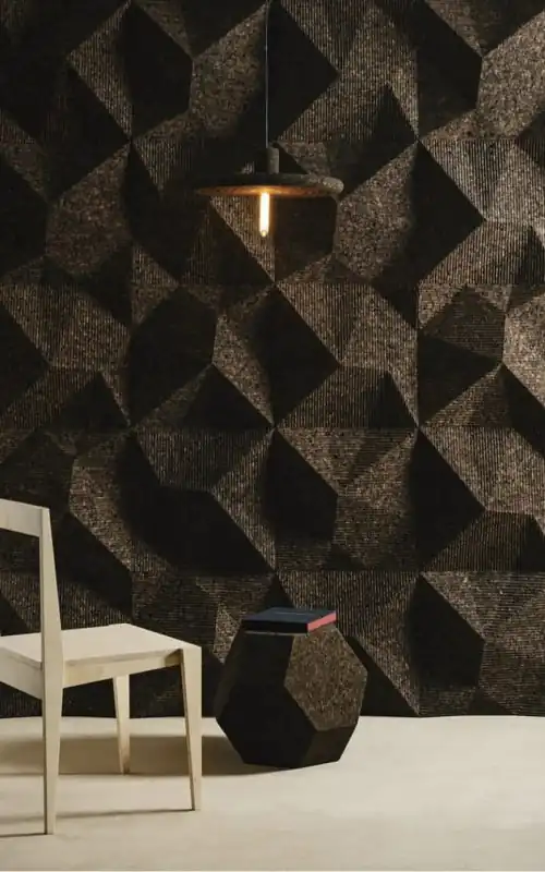 stolička a stôl pred stenou s geometrickým vzorom a nad ňou visiaca lampa machovy obraz, stabilizovany mach, machová stena, machová dekorácia